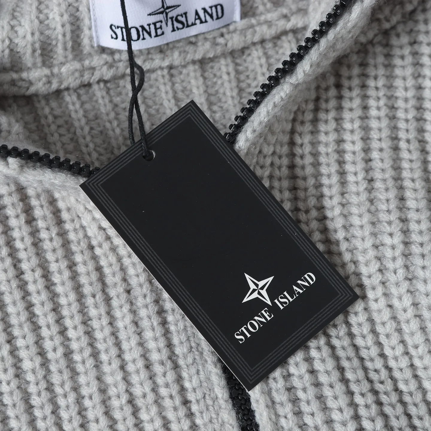 P610 Stone Island thick-knit cashmere zipper hooded cardigan. Originally purchased for 19,800, it took 2 months to develop. Custom-made woolen cashmere fabric was made and smoothed to be skin-friendly and not prickly. The color was dyed three times to achieve the original color effect. The armband pattern is embroidered using fixed-dyed matte embroidery threads on the board and stitch embroidery. The pattern is embroidered by Tajima machine with thousands of needles. The stitching is fine and dense, without connecting lines. The pattern is clear and has a strong sense of lines and three-dimensionality, which enriches the spatial level of the overall picture. The flat knitting fabric uses imported three-needle ultra-thick needles and customized zippers, which are expensive. In order to achieve the best results, no cost is considered. The weight of the whole garment reaches 1,400 grams, and the three-standard accessories are complete.  Size:S-M-L-XL